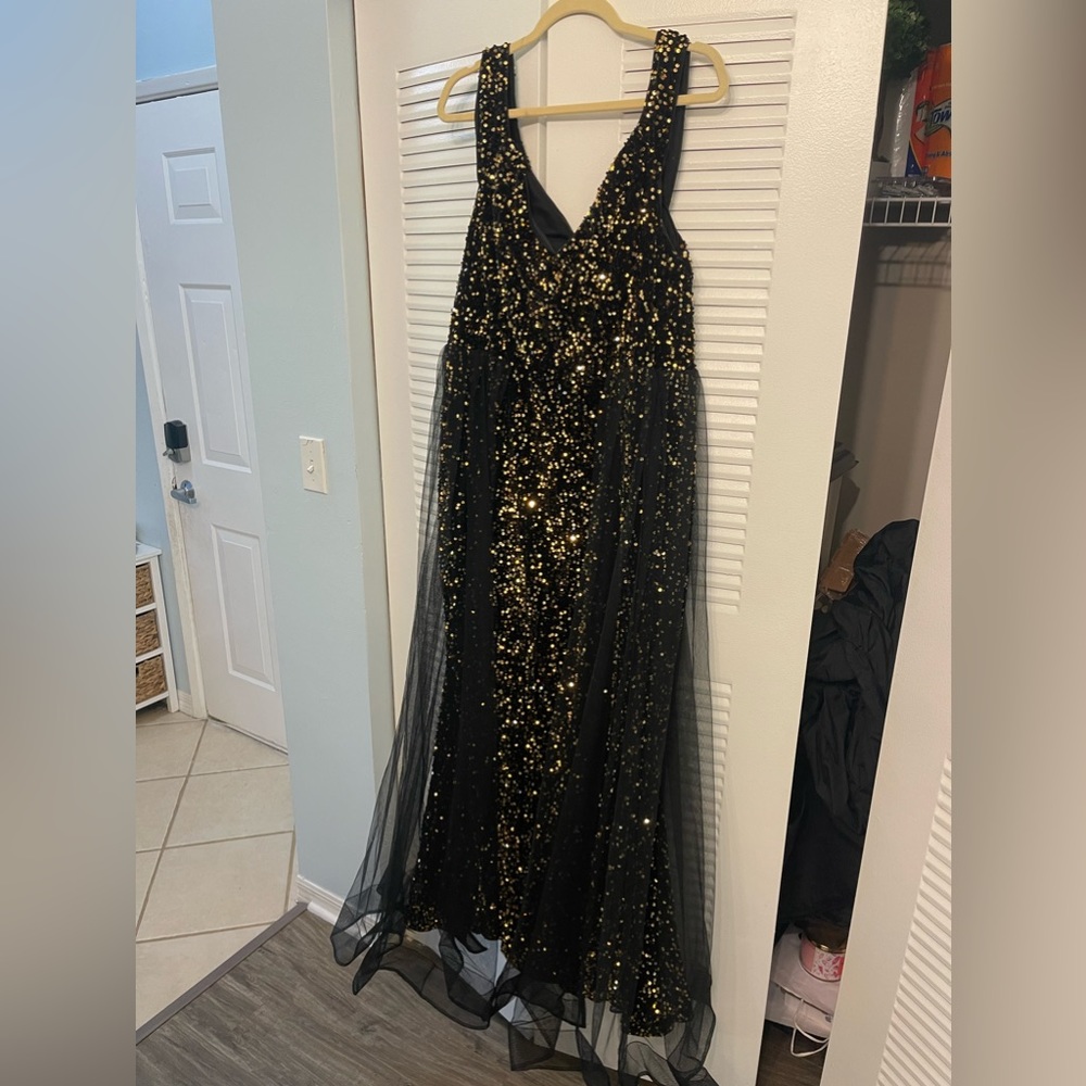 Formal mermaid style dress black mesh train